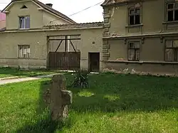 Střelice, smírčí kříž na návsi.JPG