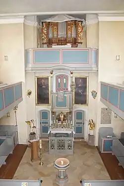 Interiér kostela sv. Martina (Alfershausen), vedle kazatelny jsou obrazy Martina Luthera a Jana Husa