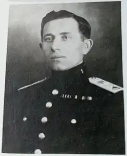 V hodnosti štábního kapitána na tablu absolventů Válečné školy v Praze v roce 1928