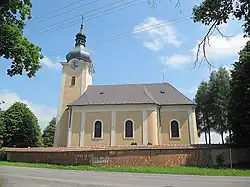 Stachovice, kostel z boku.jpg