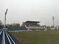 Pohled z jižního rohu stadionu na hlavní tribunu (leden 2020)
