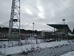Pohled na stadion zpoza hlavní tribuny