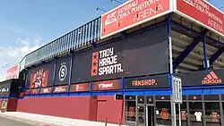 Stadion s novými barvami po změně loga před sezonou 2021/22 (červenec 2021)