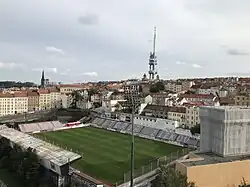 Pohled na stadion z domu Radost, čtvrť Žižkov v pozadí