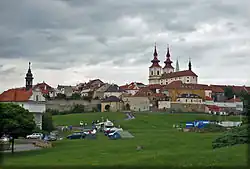 Děkanský kostel Povýšení svatého Kříže v Kadani, v popředí vlevo je kostel Stětí sv. Jana Křtitele