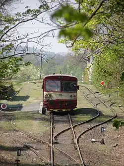 Motorový vůz 810 na konečné zastávce v Bílém Potoce