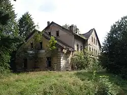 Chátrající staniční budova v Heřmanicích