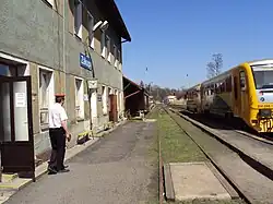 Nádraží Zákupy s výpravčím z pohledu od České Lípy