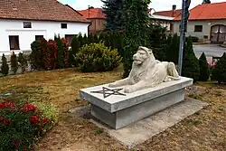 Socha lva. Stará Říše, střed obce. Sochu z betonu vytvořil Martin Kocourek v roce 2013.