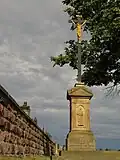 Stará Paka, sloup s krucifixem.jpg