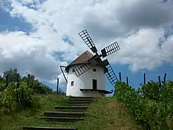 větrný mlýn ve skanzenu