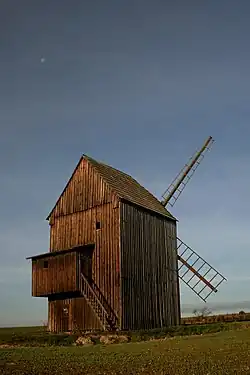 větrný mlýn v polích západně od vsi