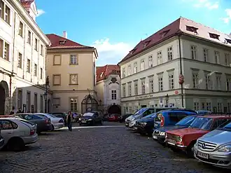 Zleva Anenský klášter, palác Pachtů z Rájova a Divadlo Na zábradlí, před zrušením parkoviště na této jižní části náměstí