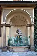 Kašna se sochou Tritona (atribut - mušle) od M. B. Brauna ve vnitřním nádvoří