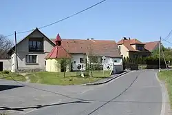 Náves s křížkem a kapličkou