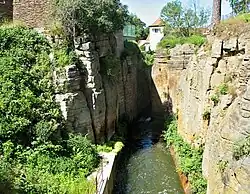 Odtok potoka z Máchova jezera směrem ke mlýnu