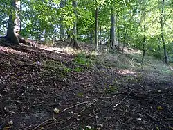 Pozůstatky vnějšího valu dodnes patrné v terénu