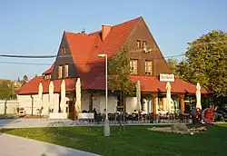 Budova bývalého nádraží (ze strany od kolejiště) v roce 2021