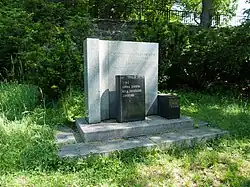 Starý židovský hřbitov v Táboře - památník 1955.jpg