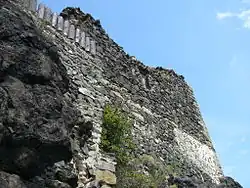 Obytná budova na vrcholové skále