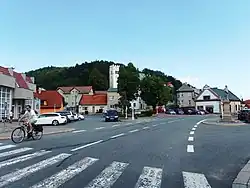 Náměstí ve Starém Jičíně, v pozadí kostel sv. Václava a hradní vrch