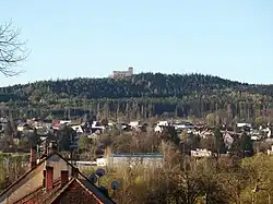 Celkový pohled na vrch Radyně se stejnojmenným hradem