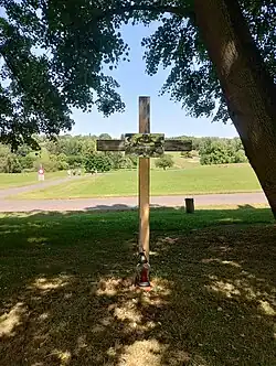 Některé hroby mají i obnovené nápisy se jmény