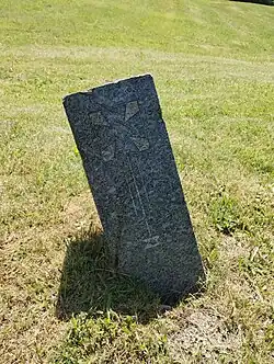 Jeden z kamenných pomníků