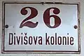 Stará domovní cedule v Divišově čtvrti umístěná na domě Dřínová 18