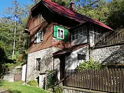 Staročeská chaloupka pod skálou v Ebrově ulici