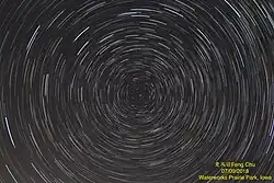 Noční obloha zachycená dlouhým časem, Waterworks Prairie Park, Iowa