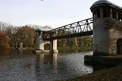 Pilíře a zvednutý most