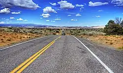 Silnice Utah State Route 12 prochází po východní hranici plošiny Aquarius