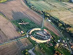 Letecký pohled na dvůr