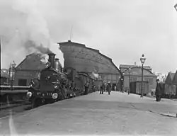 Parní lokomotiva No. 815 van de Staatsspoorwegen op het Weesperpoortstation; 1902