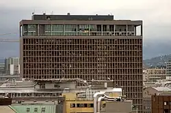 Úřad vlády s vysypanými skly krátce po explozi