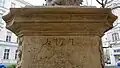 Letopočet 1727 na zadní straně soklu.