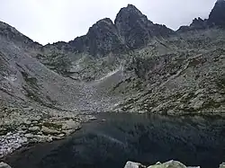 Zleva Malý Ostrý, Ostrý štít a 3 Zbojnícke veže od Sivého plesa.