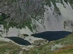 Malé Bystré pleso je v dolní části mezi oběma většími sousedními plesy