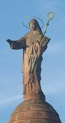 Socha na věži kostela v Mont Sainte-Odile