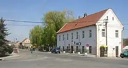 Budova obecního úřadu, knihovny a pošty na křižovatce uprostřed Stehelčevsi.