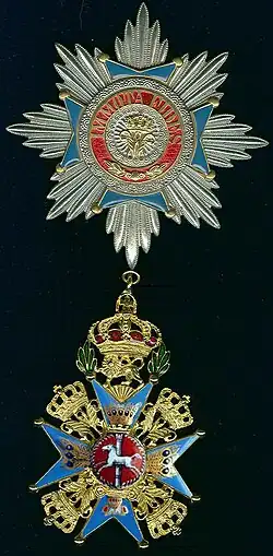 Řádová hvězda a odznak velkokříže.
