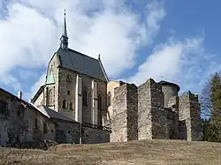 Pohled z východu na zbytky opevnění