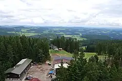 Pohled z rozhledny na vrcholu Kramolína