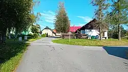 pohled do centra obce od železničního přejezdu