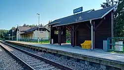 Nové nástupiště s budkou ve stanici Stožec