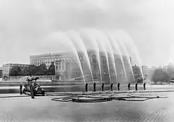 Stockholmská hasičská služba předvádí svůj nový hasicí přístroj, 1918.
