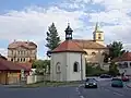 Špitální kaple, v pozadí kostel