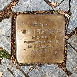 Stolpersteine připomínající Emilii Ledererovou, která žila v Praze v ulici U kanálky 3 a která byla deportována v roce 1942 do Ujazdowa, kde byla zavražděna