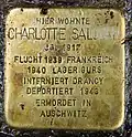 Fotografie Kámen zmizelého, Berlín – Charlottenburg, Wielandstraße 15. Na fotografii je nápis Hier wohnte Charlotte Salomon - JG. 1917 - Flucht 1939 Frankreich - 1940 Lager Gurs - Interniert Drancy - Deportiert 1943 - Ermordet in Auschwitz